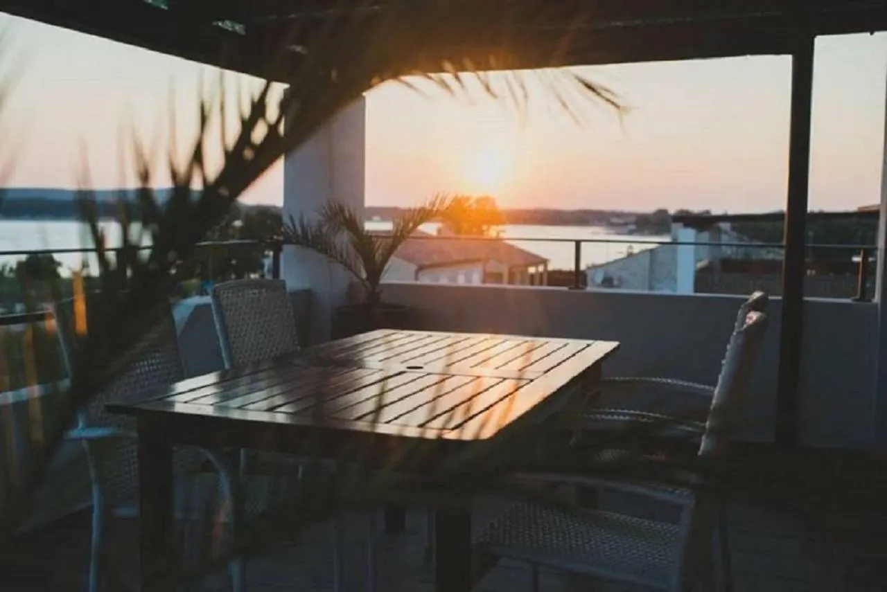Apartments Erzen 140 메덜린