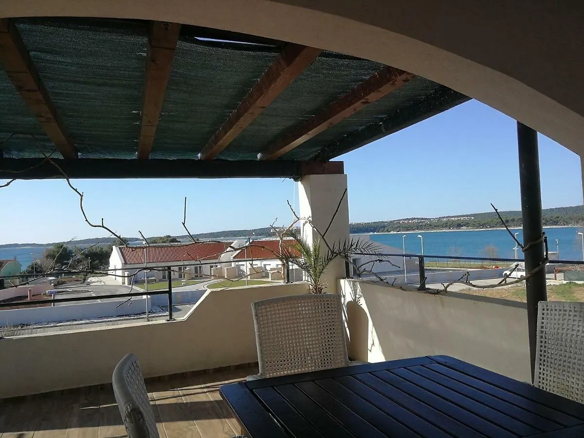 Apartments Erzen 140 메덜린