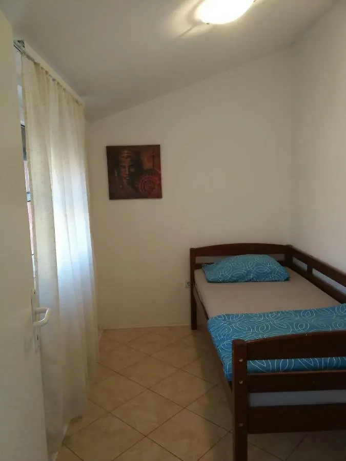 Apartments Erzen 140 메덜린
