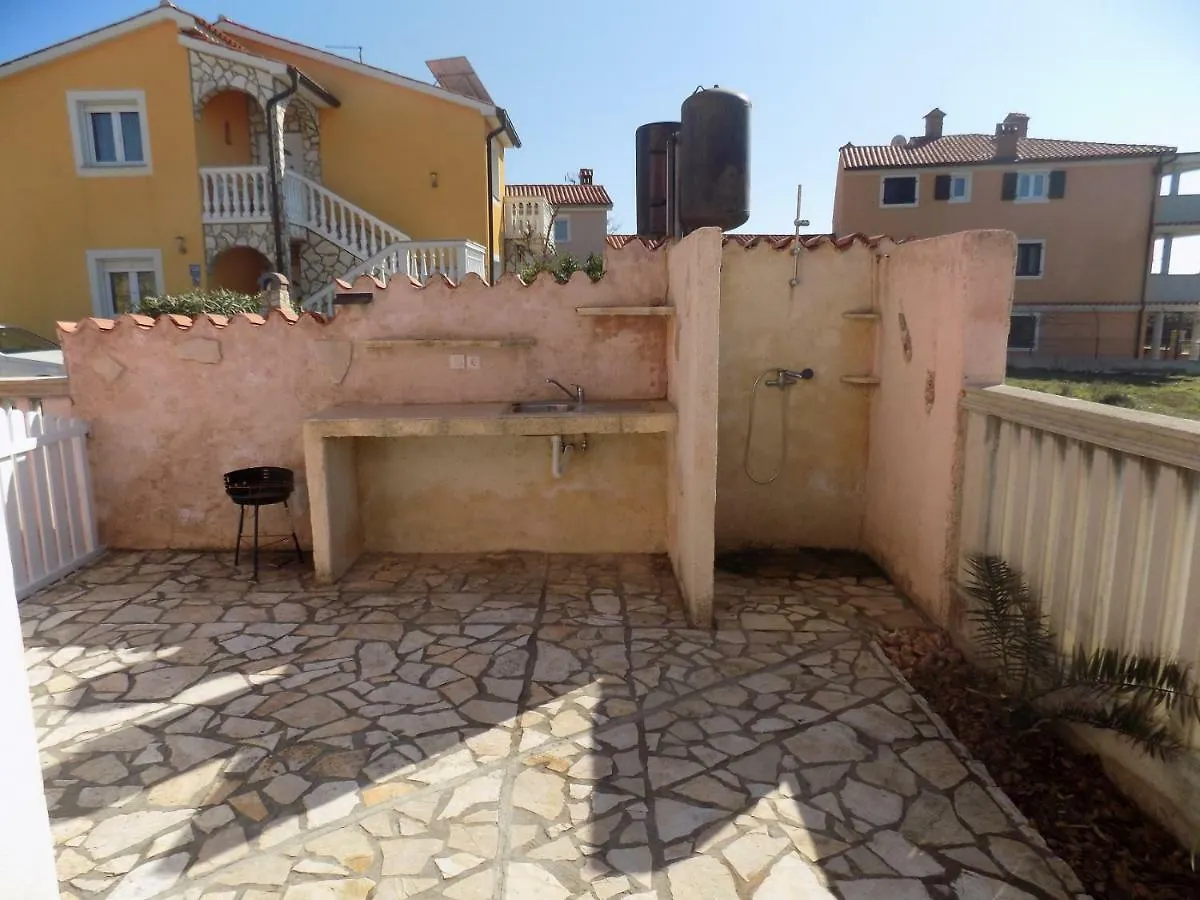 Apartments Erzen 140 메덜린 0*,
