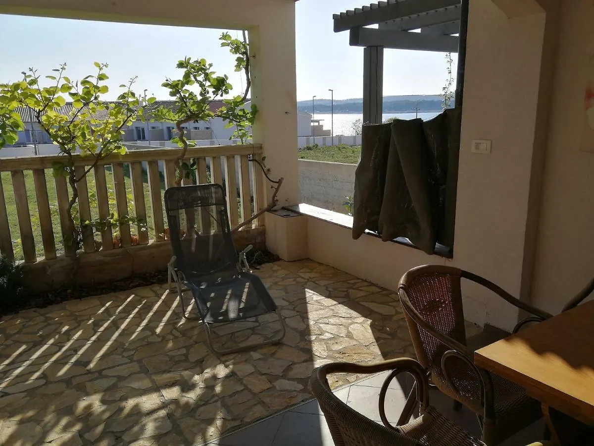 Apartments Erzen 140 메덜린